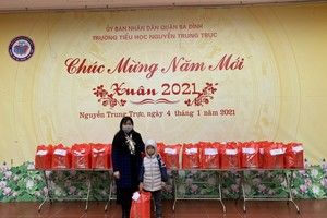 Tặng quà Tết Tân Sửu cho học sinh có Hoàn cảnh khó khăn