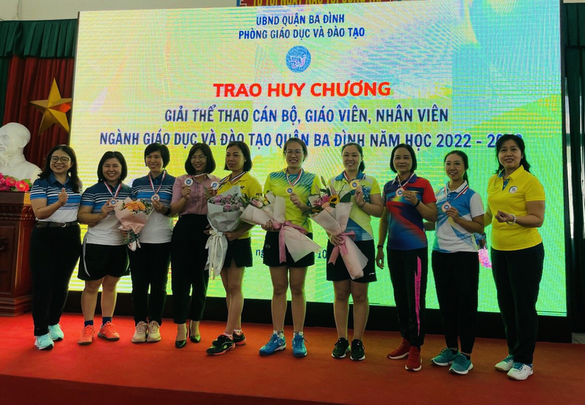 A group of people posing for a photo
Description automatically generated with medium confidence