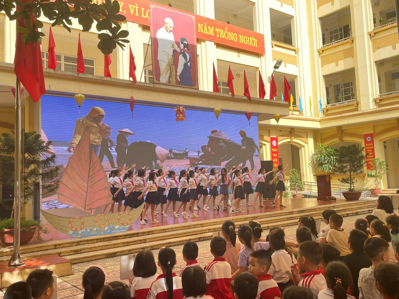 A picture containing text, person, crowd, hall

Description automatically generated