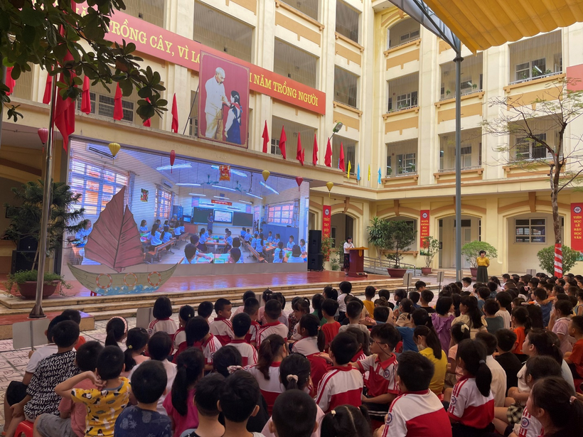 A group of people in front of a stage

Description automatically generated with low confidence