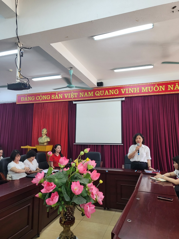 A picture containing indoor, ceiling, counter, table

Description automatically generated