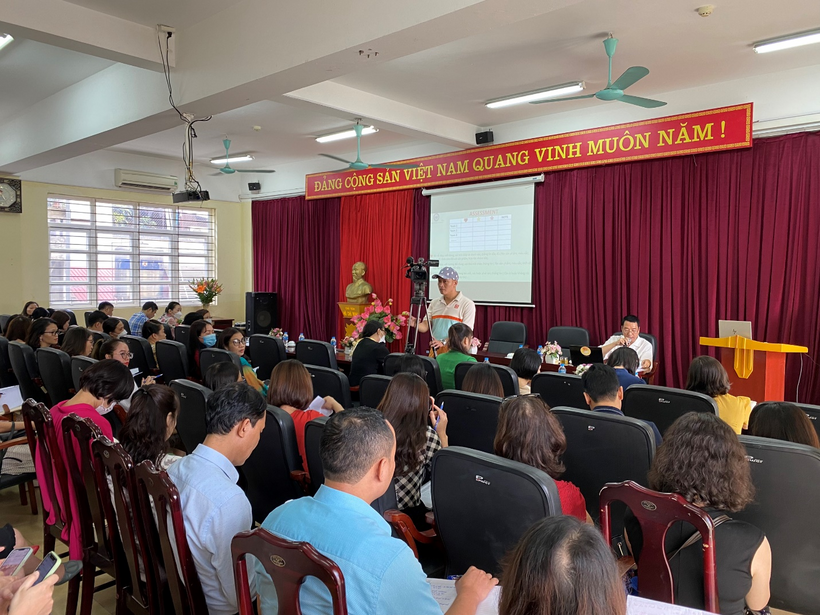 A picture containing indoor, ceiling, person, people

Description automatically generated