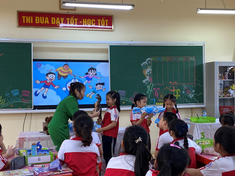 A teacher teaching a class

Description automatically generated with low confidence