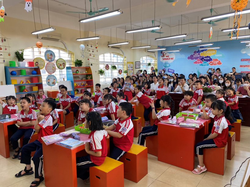 A group of children sitting in a classroom

Description automatically generated with low confidence