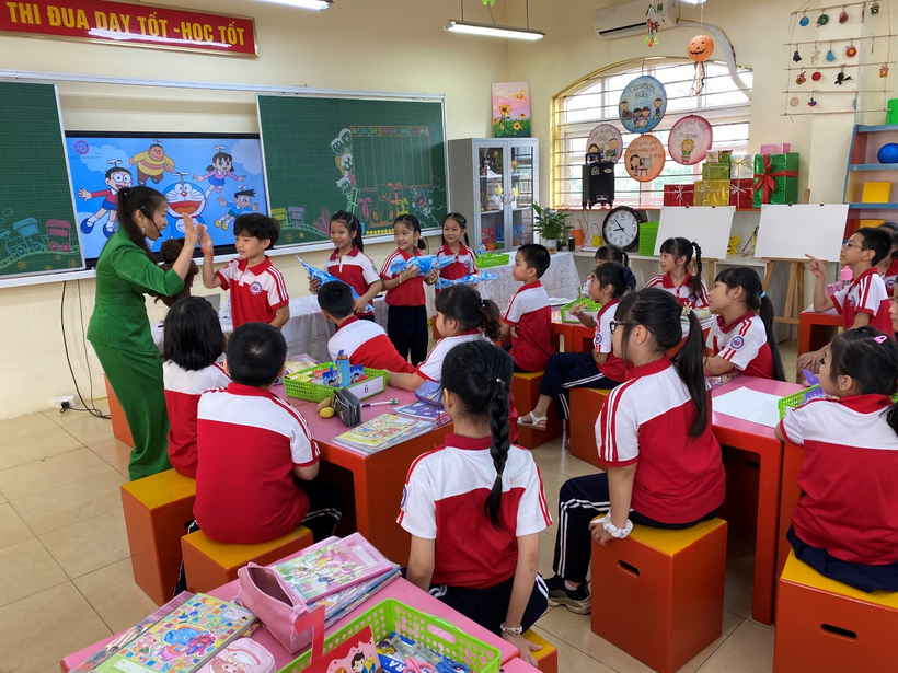 A picture containing text, indoor, person, group

Description automatically generated