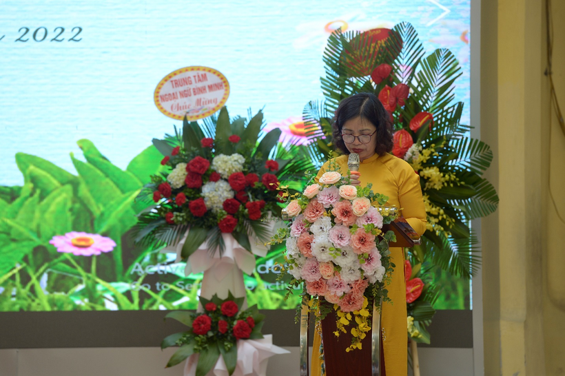 A person holding flowers

Description automatically generated with low confidence