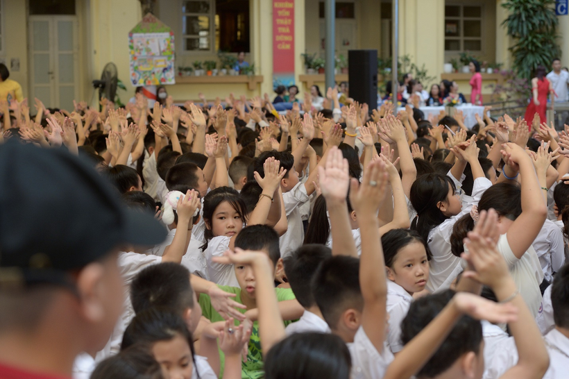 A large group of people

Description automatically generated with medium confidence