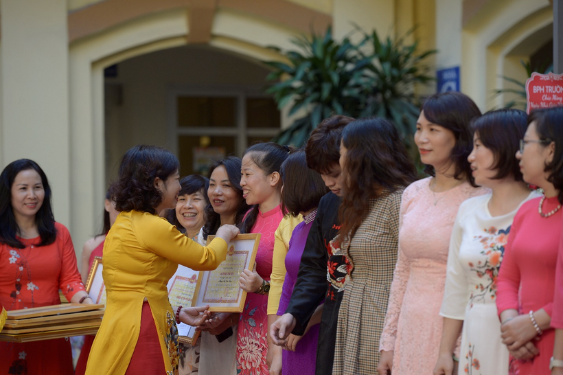 A group of women standing together

Description automatically generated with low confidence