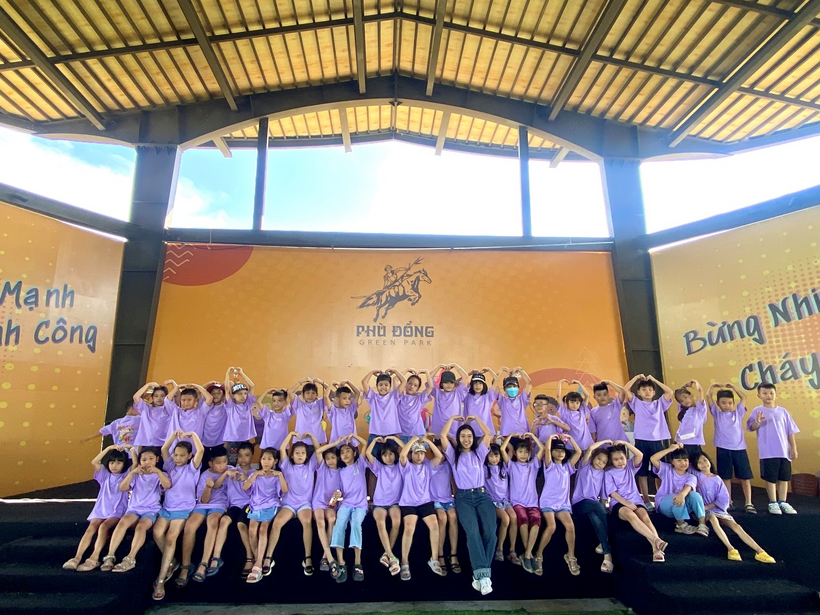 A group of people posing for a photo

Description automatically generated with medium confidence