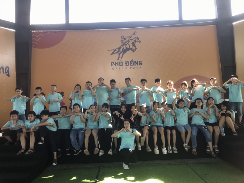 A group of people posing for a photo

Description automatically generated