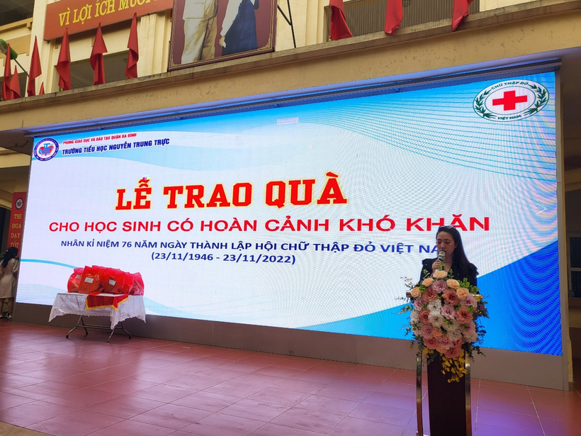 A person standing in front of a banner

Description automatically generated with low confidence