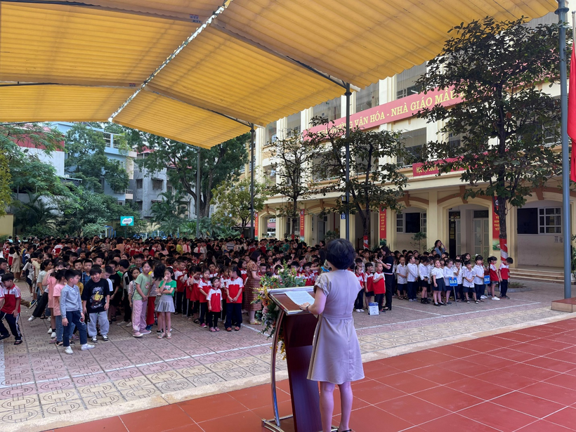 A picture containing outdoor, person, people

Description automatically generated