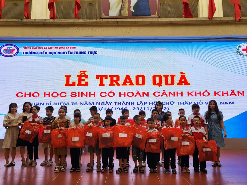 A group of children posing for a photo

Description automatically generated with medium confidence
