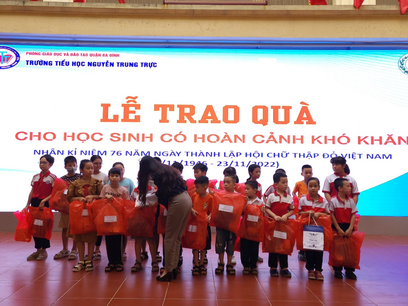 A picture containing text, person, floor, orange

Description automatically generated