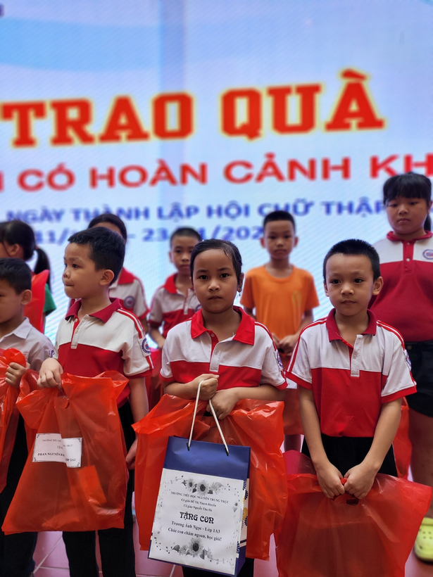 A picture containing text, person, outdoor

Description automatically generated