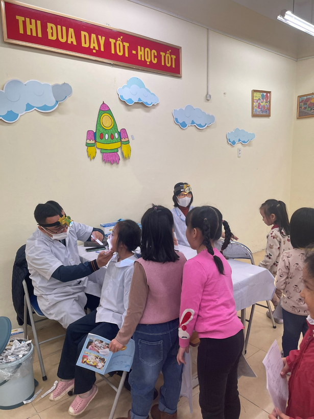 A group of people in a room

Description automatically generated with low confidence