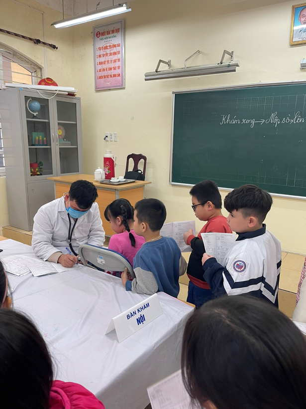 A teacher teaching her students

Description automatically generated with low confidence