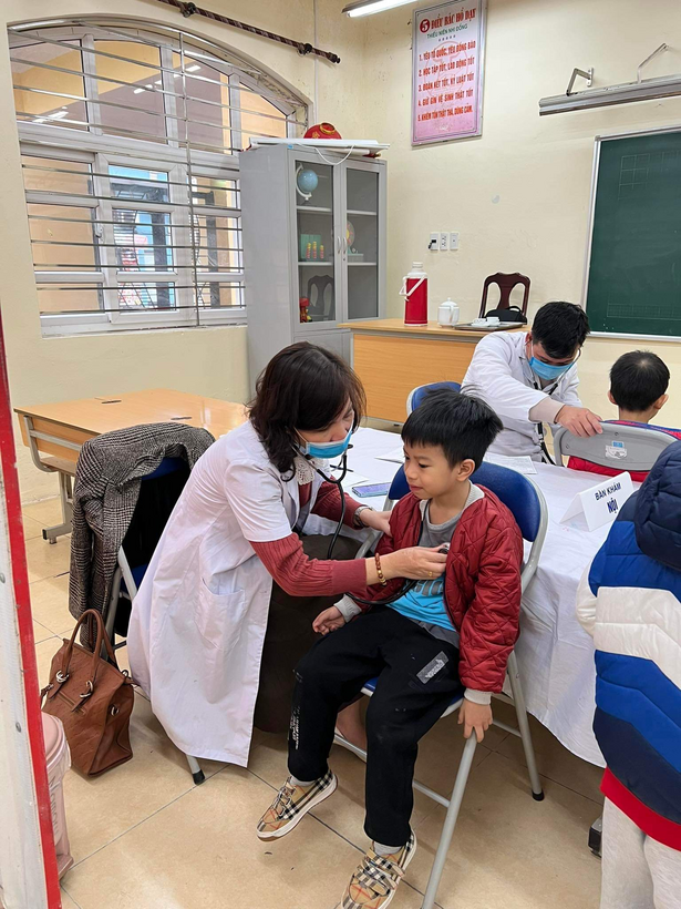 A group of people in a room

Description automatically generated with low confidence