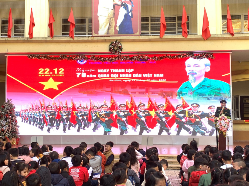 A group of people on stage

Description automatically generated with low confidence