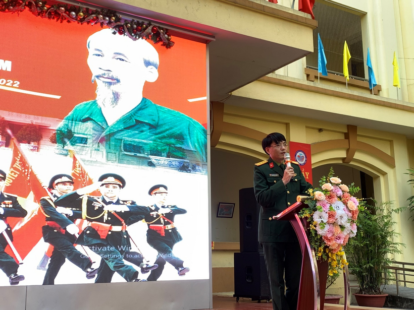 A person speaking into a microphone

Description automatically generated with medium confidence