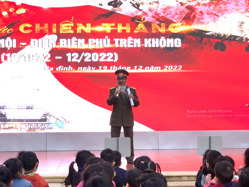 A person standing on a stage

Description automatically generated with medium confidence