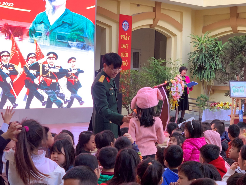 A picture containing person, scene, people, crowd

Description automatically generated