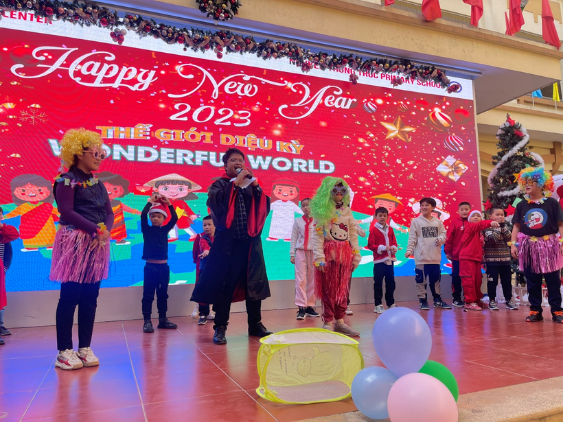 A group of people on a stage

Description automatically generated with low confidence