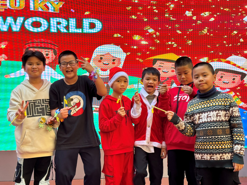 A group of people holding flowers

Description automatically generated with medium confidence