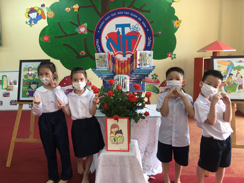 A group of kids posing for a picture
Description automatically generated with low confidence