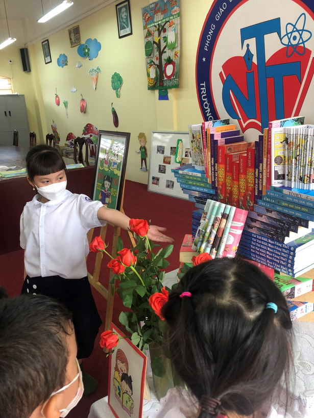 A group of people in a room
Description automatically generated with low confidence