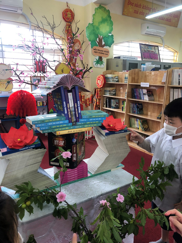 A picture containing text, person, indoor
Description automatically generated