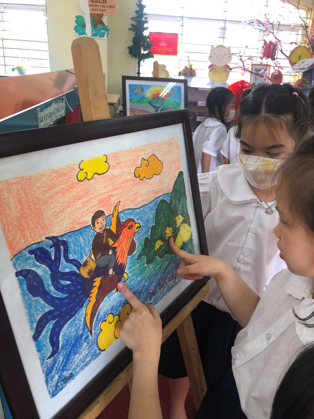 A picture containing text, indoor, person, child
Description automatically generated