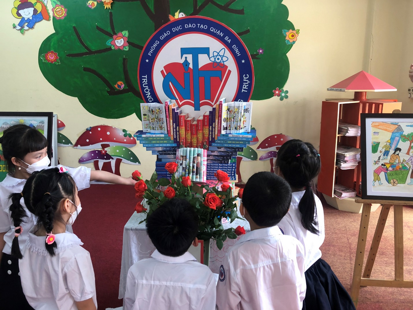 A group of people in a room
Description automatically generated with low confidence