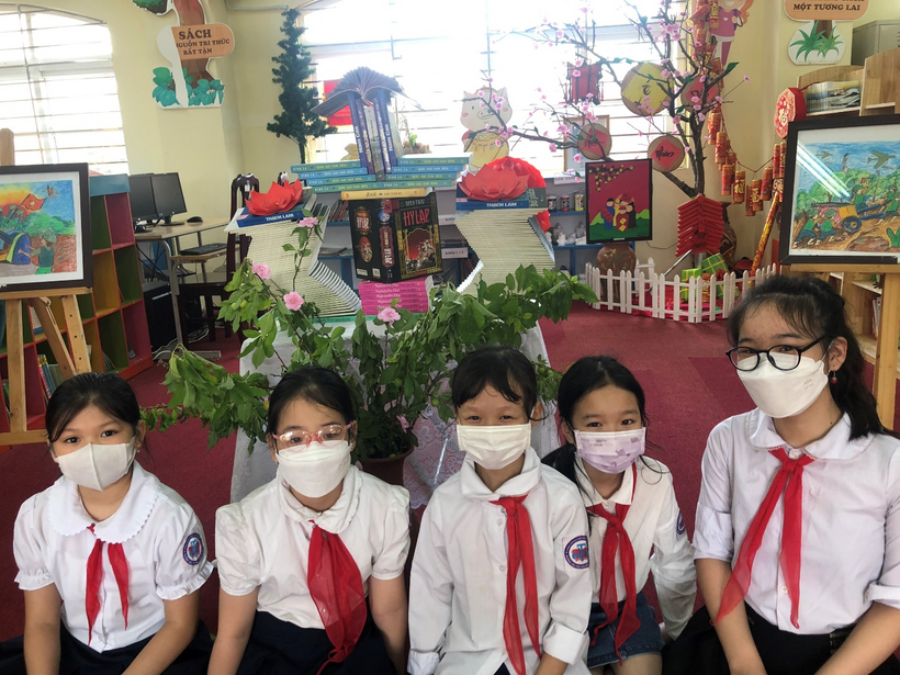 A picture containing text, person, young, group
Description automatically generated