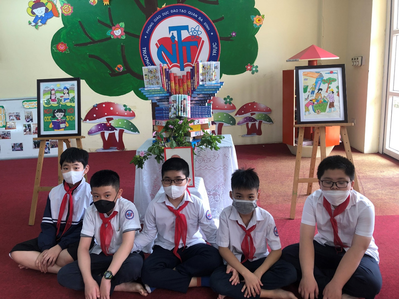 A picture containing text, person, group, family

Description automatically generated