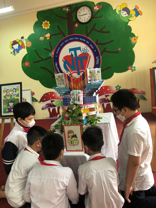 A group of people looking at a painting on a wall
Description automatically generated with low confidence