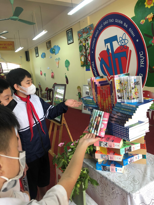 A picture containing text, person, indoor
Description automatically generated