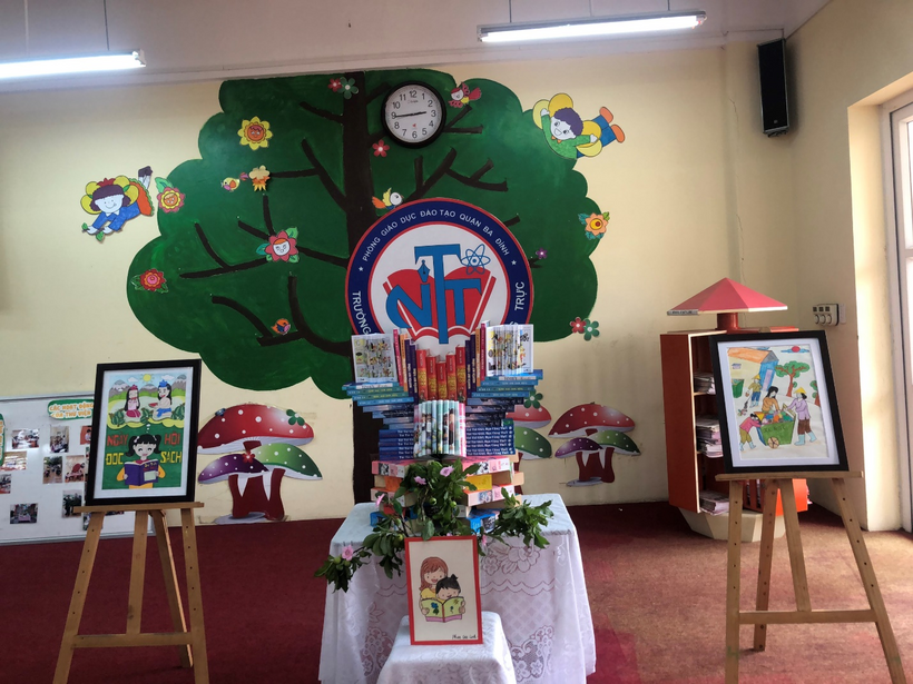 A picture containing text, indoor, wall, floor
Description automatically generated