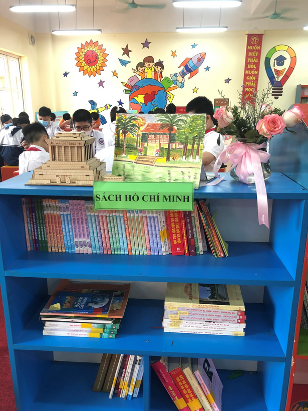 A picture containing text, indoor, shelf, book
Description automatically generated