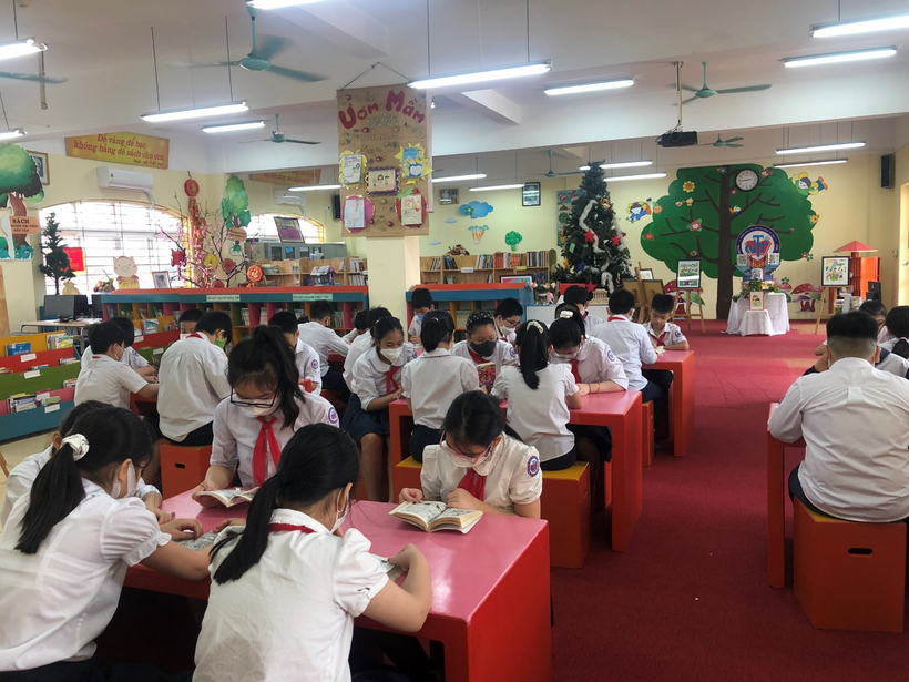 A group of people sitting at tables
Description automatically generated with low confidence