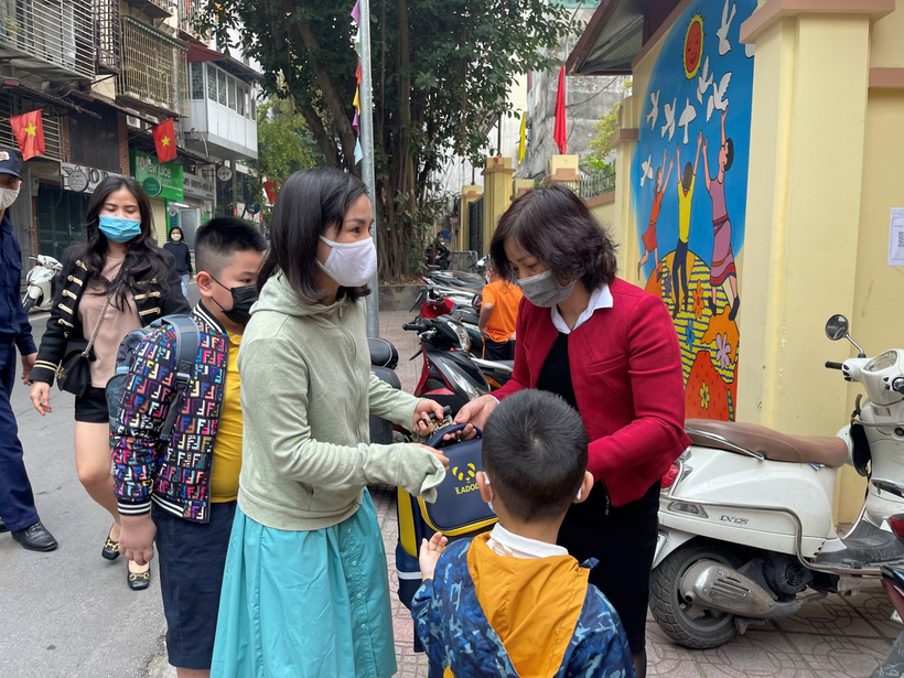 A group of people in a street

Description automatically generated with low confidence