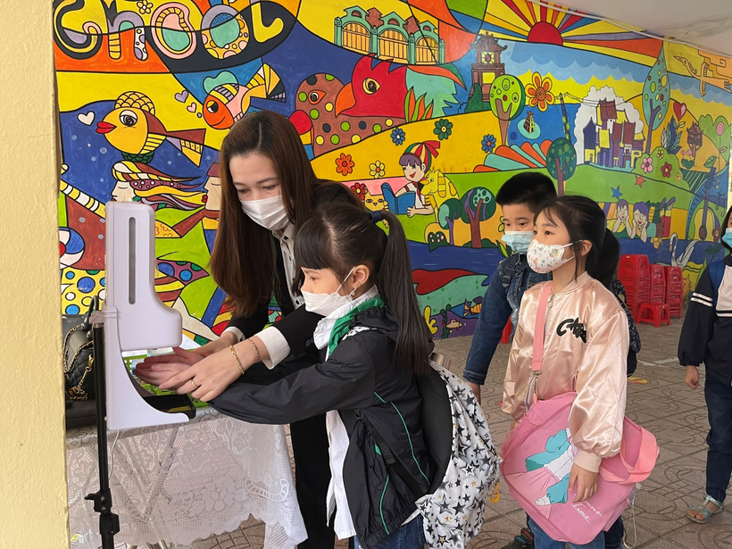 A picture containing text, person, colorful

Description automatically generated