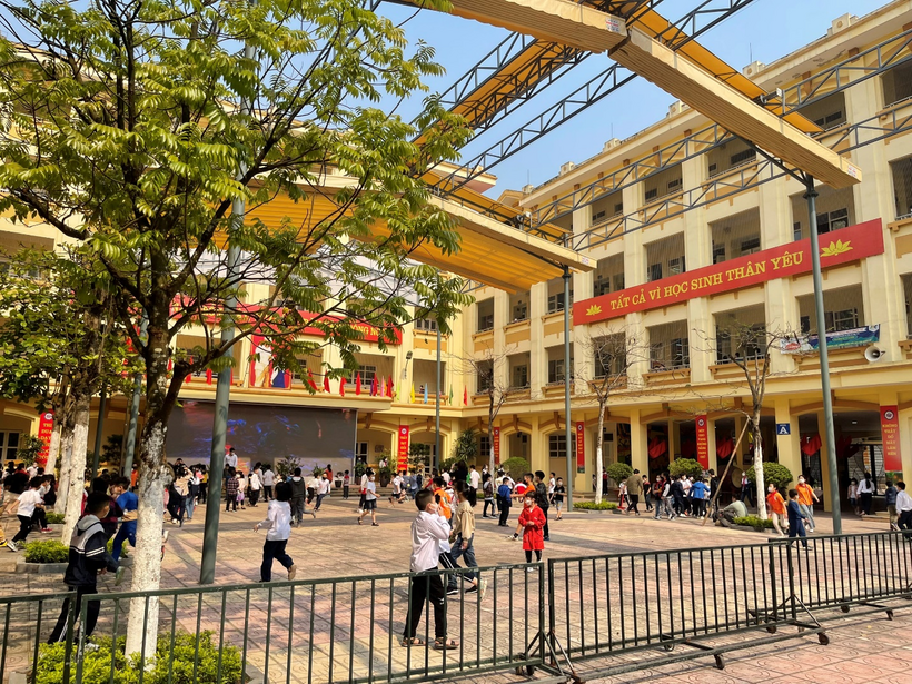 A picture containing tree, outdoor, people

Description automatically generated