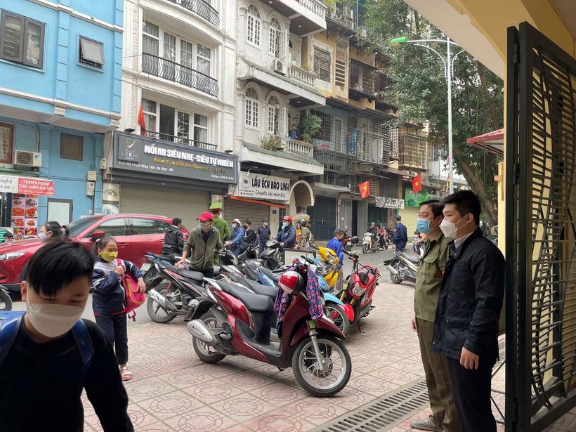 A picture containing building, person, outdoor, standing

Description automatically generated