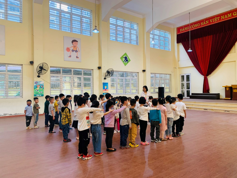 A group of students in a classroom

Description automatically generated with low confidence