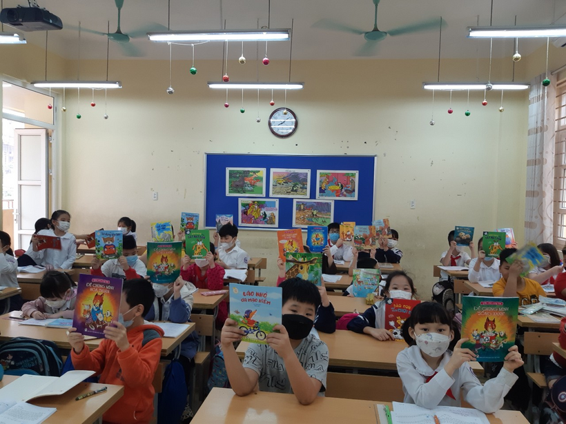 A group of children in a classroom

Description automatically generated with medium confidence