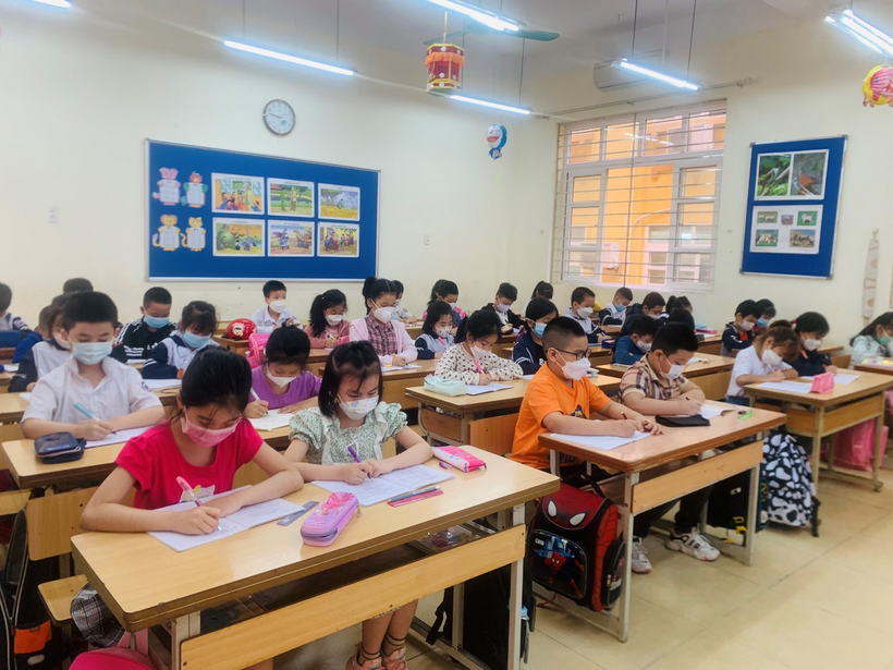 A group of children in a classroom

Description automatically generated with medium confidence