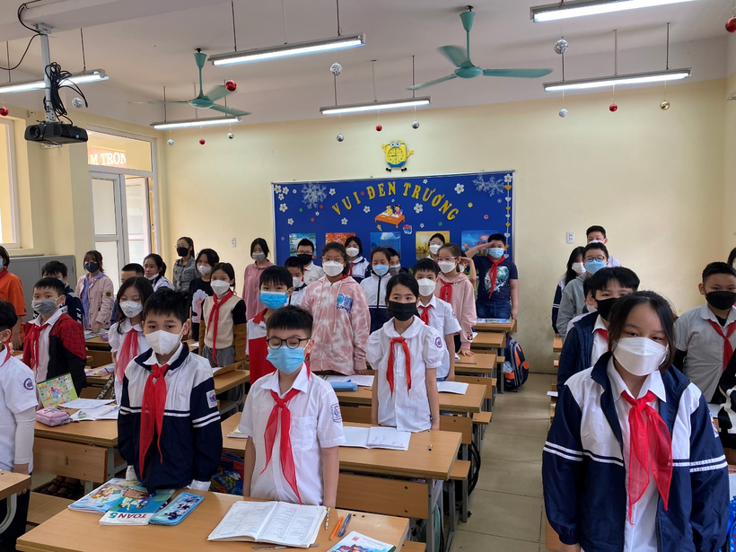 A group of children in a classroom

Description automatically generated