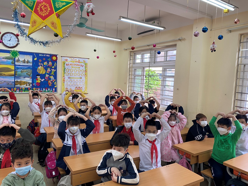 A group of children in a classroom

Description automatically generated