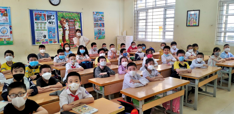 A group of children in a classroom

Description automatically generated